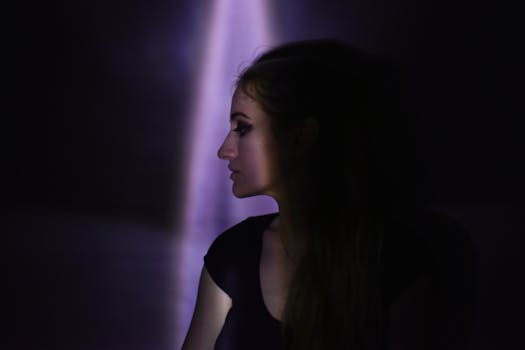 昏暗灯光下，一名女性的侧影显得格外戏剧性