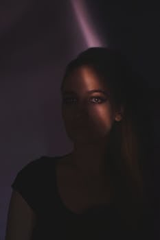 在戏剧性灯光下，引人注目的女性肖像展现了深度与情感