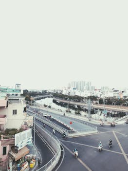 这座繁忙的城市以桥梁、摩托车和水道为特色，展现了现代都市生活的景象