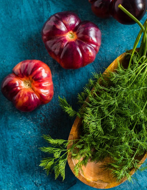 Rote Chilis Und Grünes Kraut