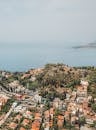 从空中俯瞰西西里岛陶尔米纳，地中海海岸线与充满活力的建筑尽收眼底，景色令人惊叹