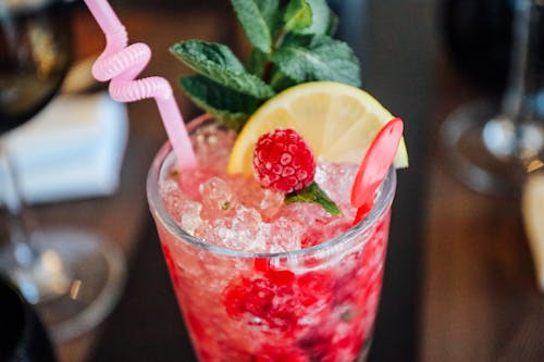 Minuman Dingin Raspberry Dengan Irisan Lemon Dan Mint