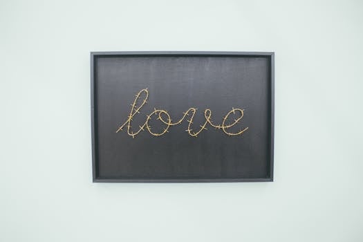 黑板上用铁丝网拼出的“爱”字，传达了极简主义艺术的强大信息