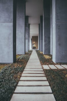 在户外城市环境中，对称的混凝土柱构成了一条道路