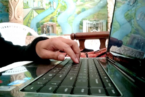 Gratis lagerfoto af bærbar computer, computertastatur, drengens hånd