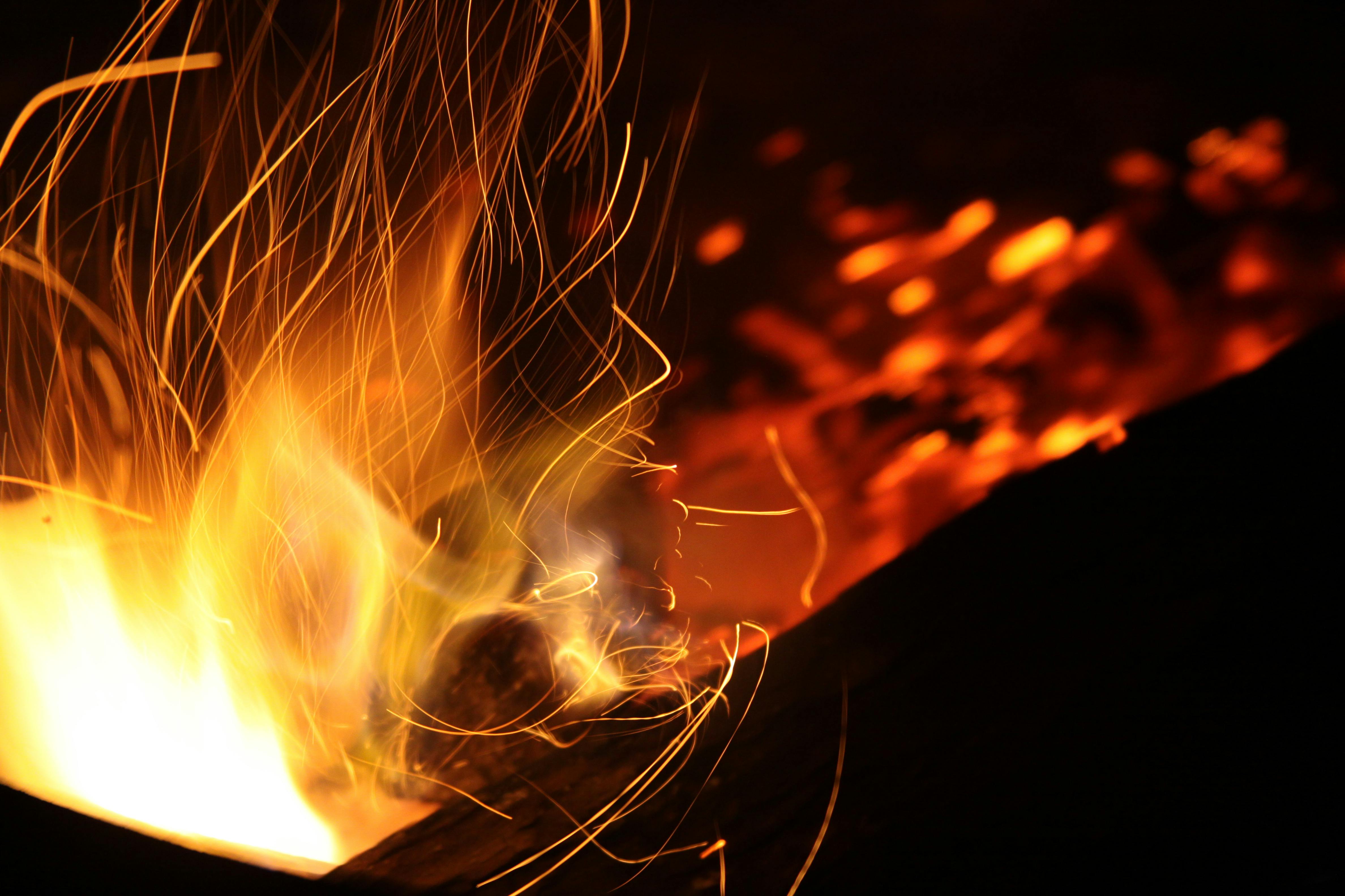 Les Techniques Essentielles pour Allumer un Feu en Toute Sécurité