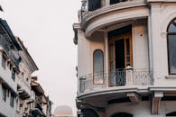 这座建筑采用复杂的阳台设计，其时尚的立面展现了城市的优雅风貌