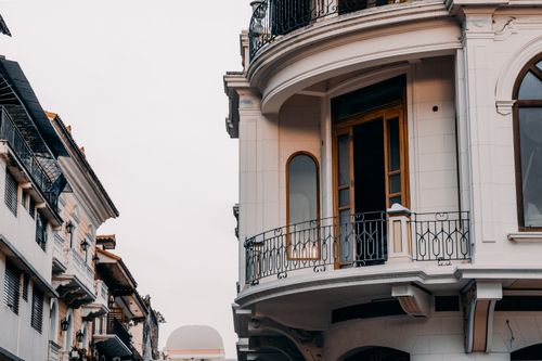Free Stylish building facade with intricate balcony design, illustrating urban architecture and elegance. Stock Photo