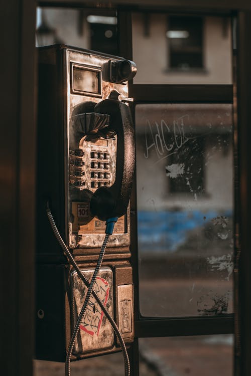 Schwarze Und Graue Telefonzelle