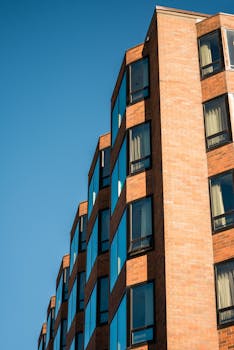 低角度视角下的西雅图现代砖玻璃建筑，映衬在蓝天之下