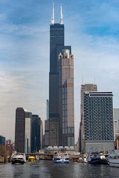 芝加哥天际线的景色令人惊叹，以河边的标志性建筑威利斯大厦为特色