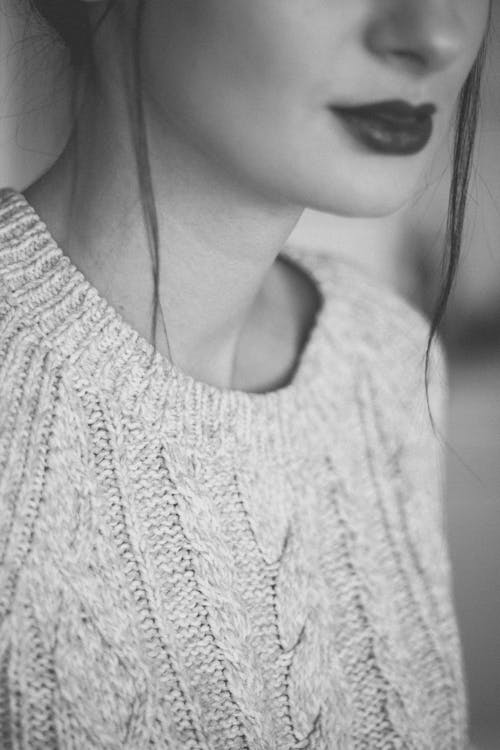 Photographie En Niveaux De Gris D'une Femme Portant Un Pull