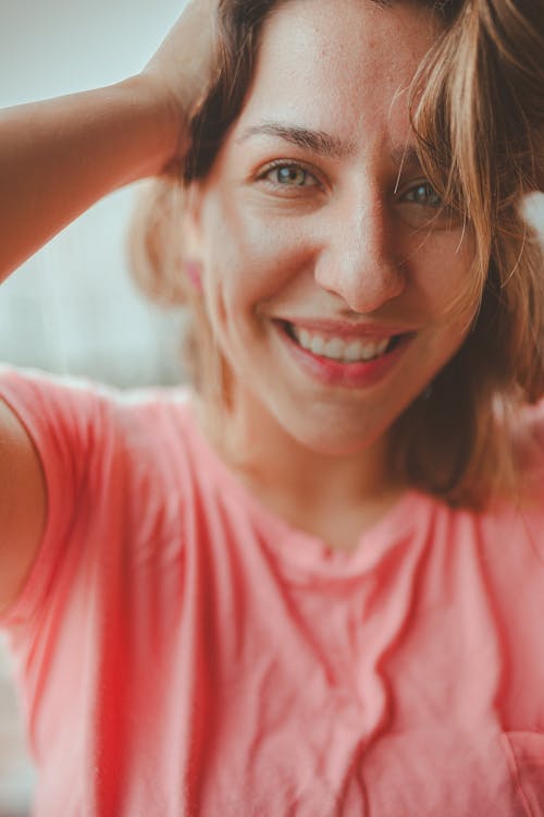 Foto De Primer Plano De Mujer Sonriente Sosteniendo Su Cabeza