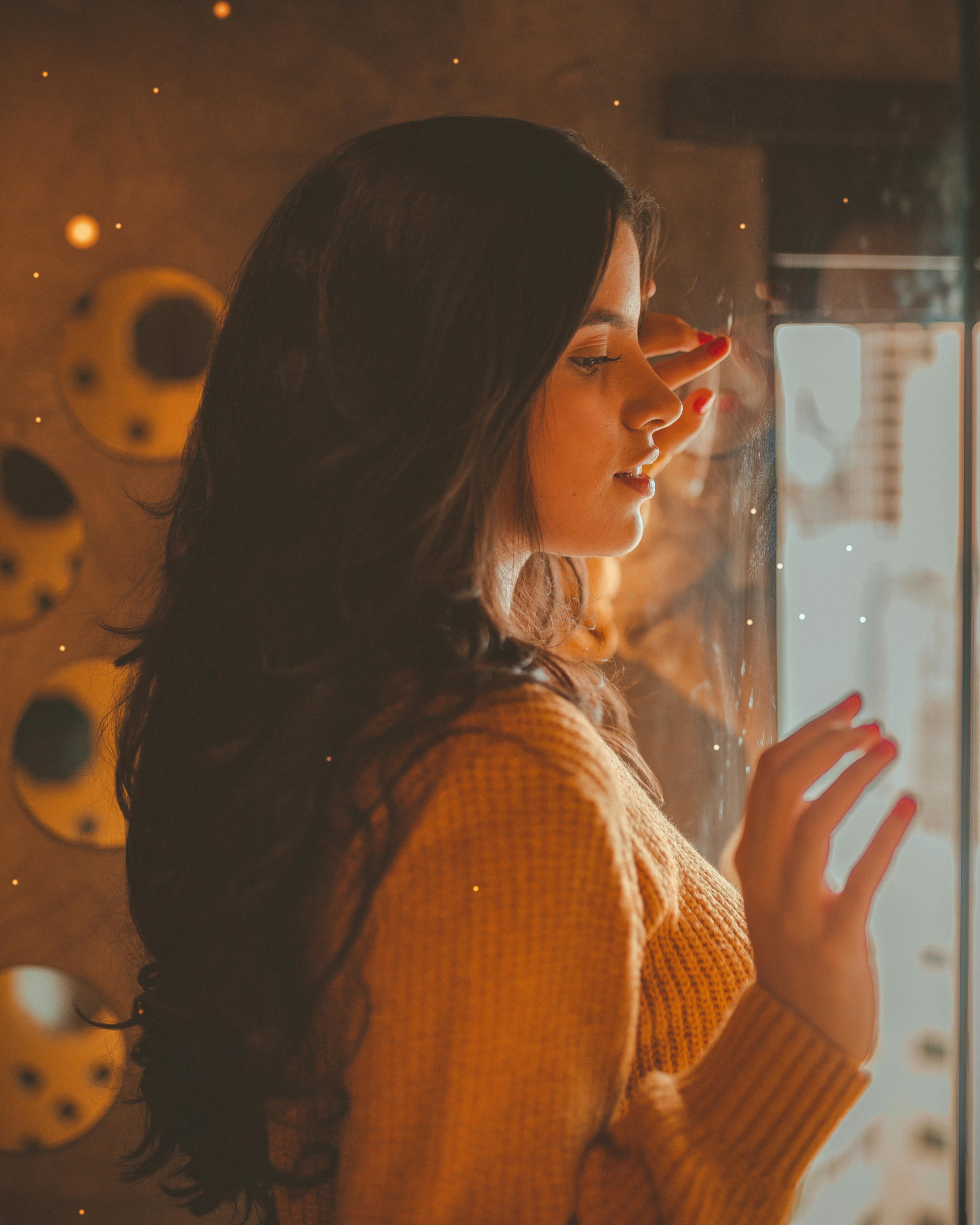 gratis Vrouw Die Haar Handen Opheft Stockfoto