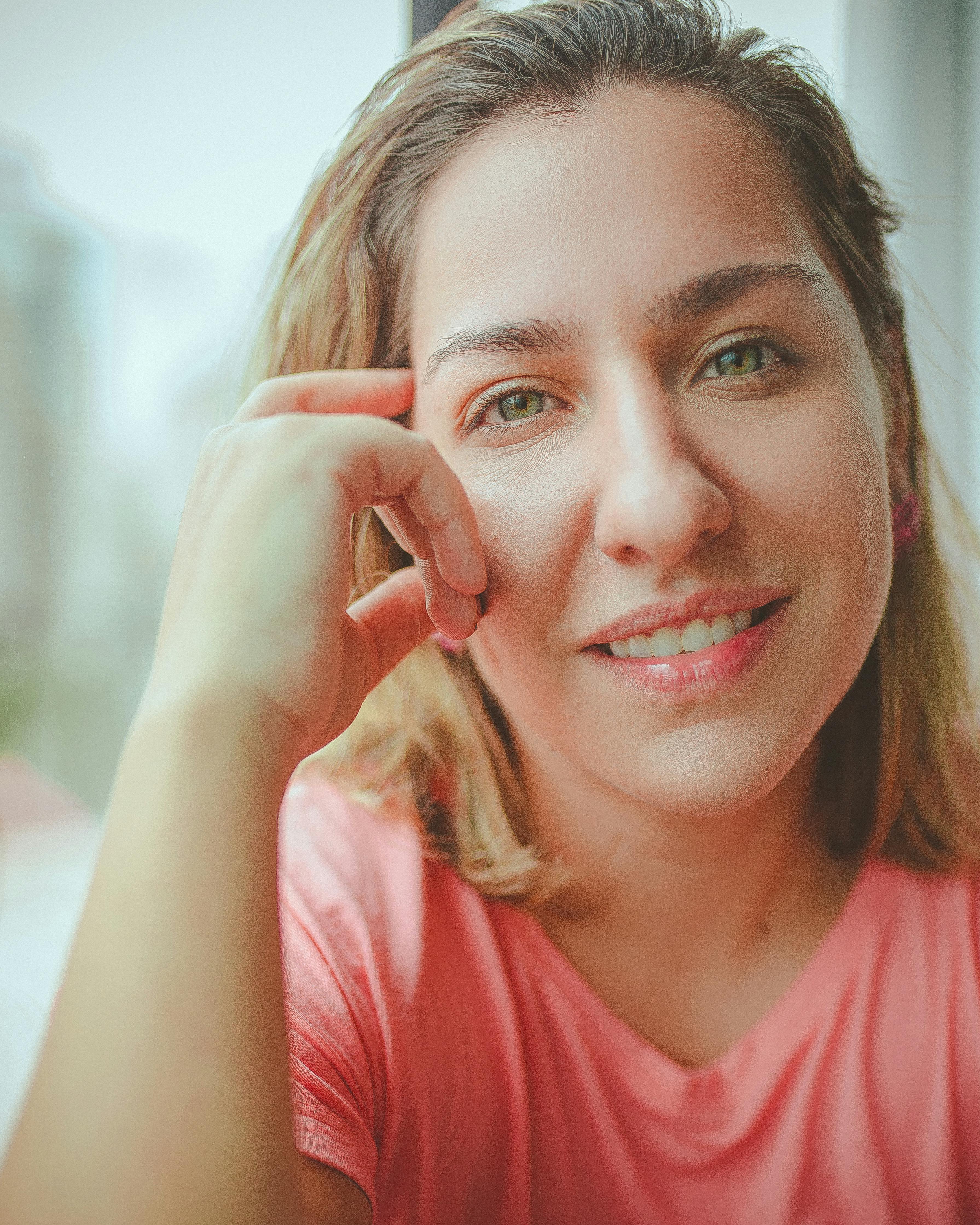 Kostenlos Frau, Die Rosa Hemd Trägt Stock-Foto