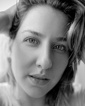 一张表情自然的女性黑白亲密肖像