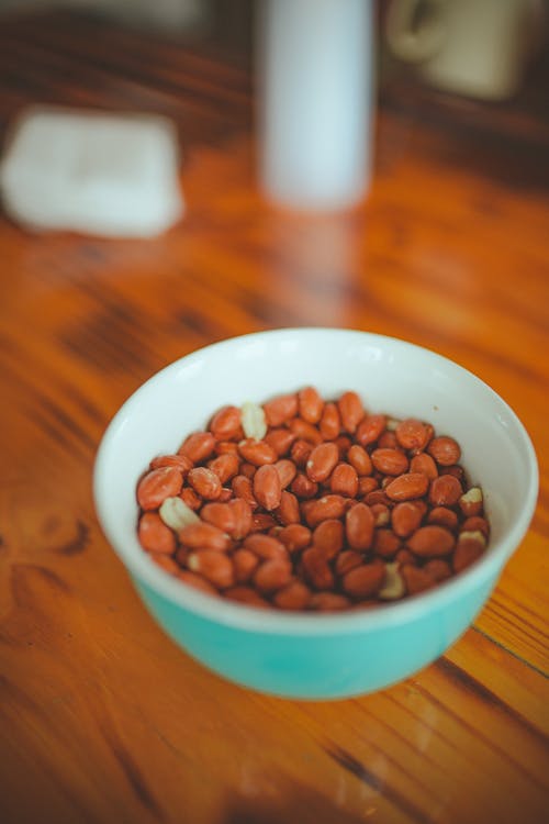 Close Up Foto Van Een Kom Vol Met Geroosterde Aardnoten Op Bruin Houten Tafel