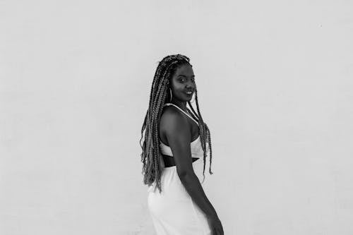 bezplatná Základová fotografie zdarma na téma afroameričanka, černá holka, černobílý Základová fotografie
