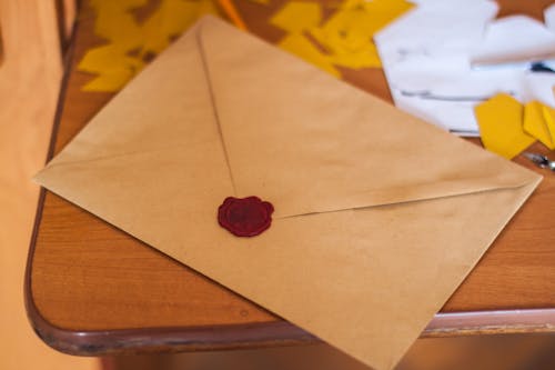 Brown Paper Envelope Auf Dem Tisch