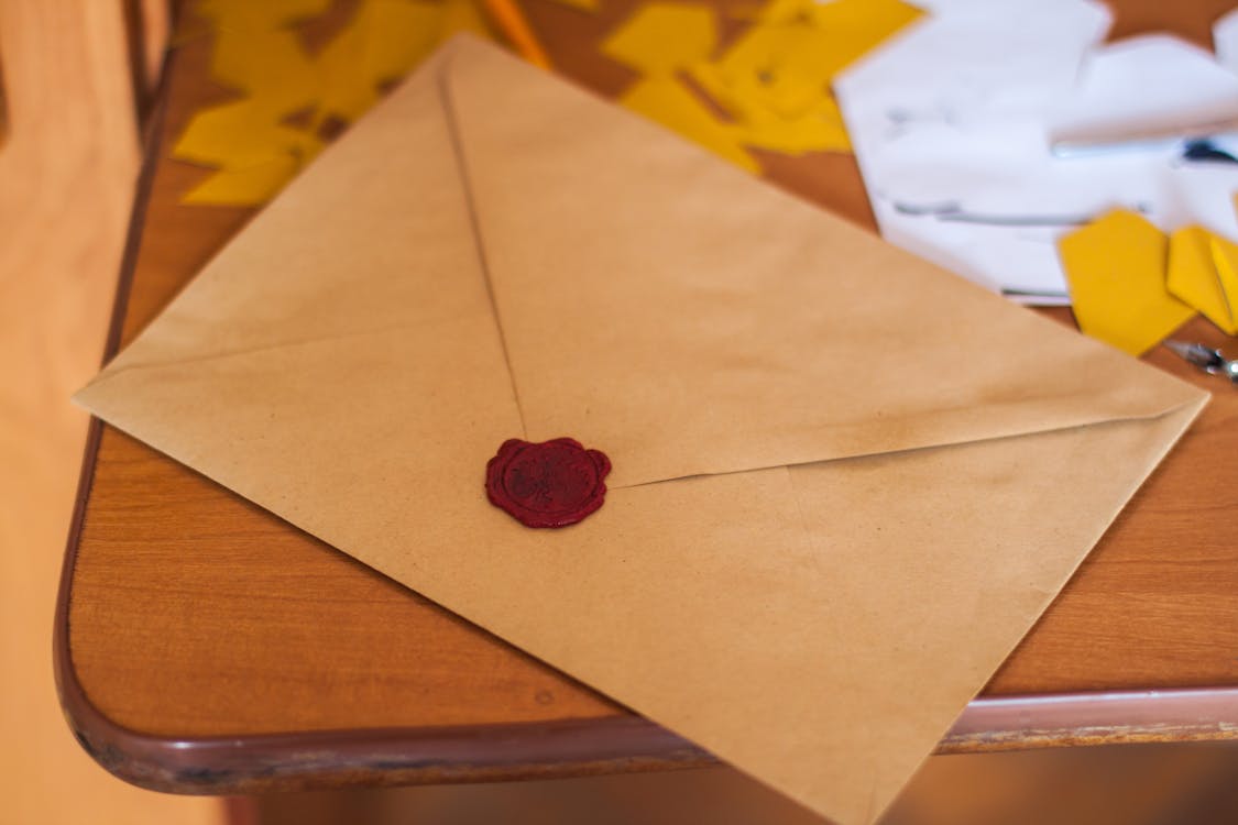 Kostenlos Brown Paper Envelope Auf Dem Tisch Stock-Foto