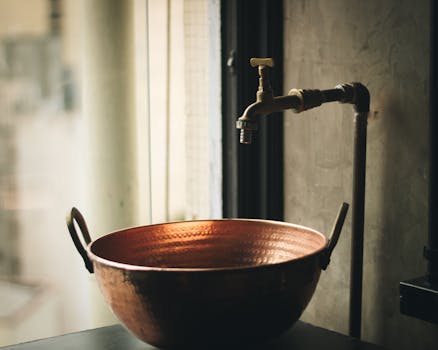 圣保罗室内环境中，一个带有复古水龙头的乡村铜盆特写