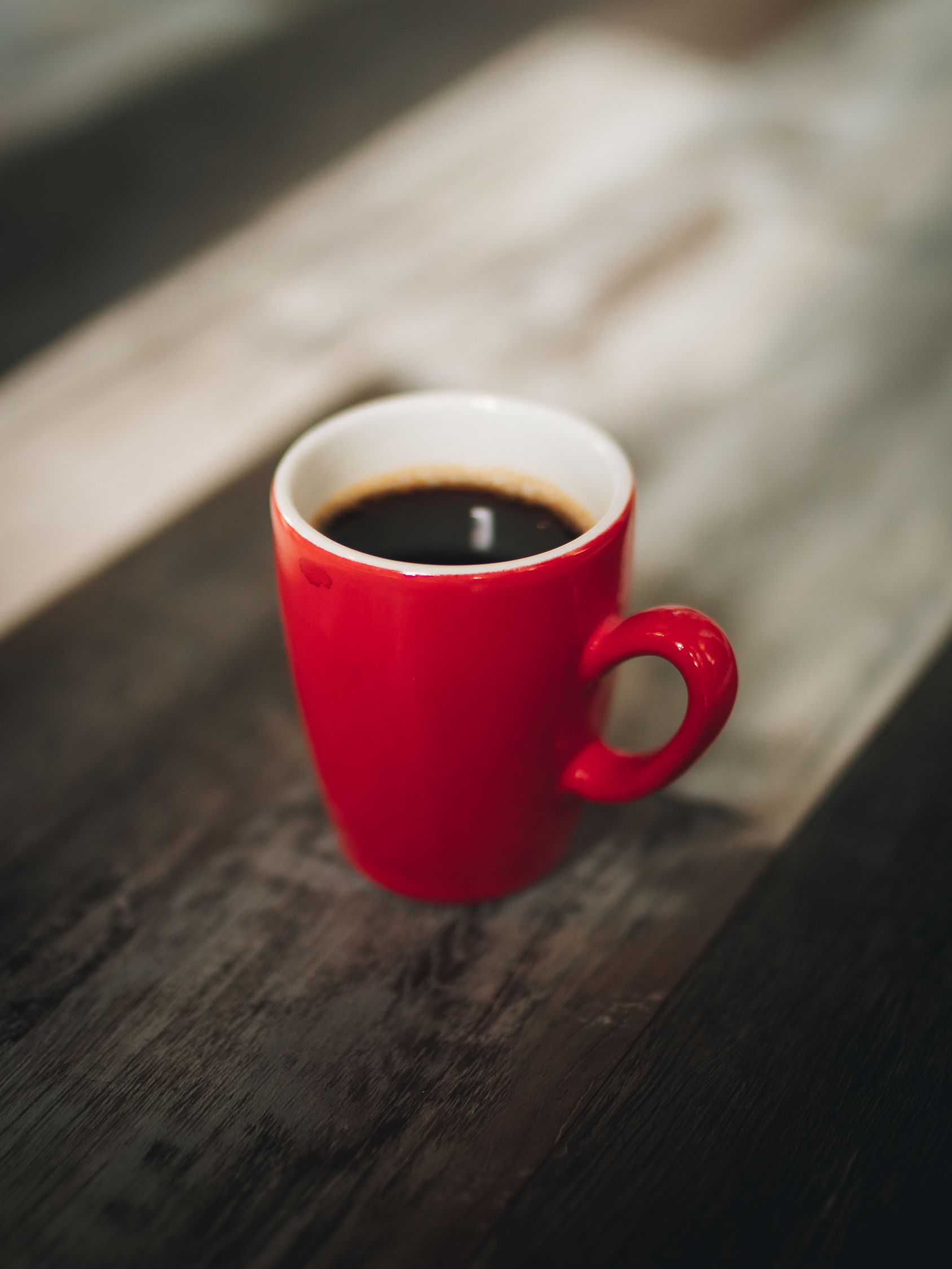 Tasse De Café Rouge Photographie Mise Au Point Sélective · Photo gratuite