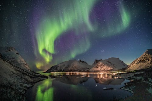 Cuerpo De Agua Bajo Un Cielo Verde Y Azul