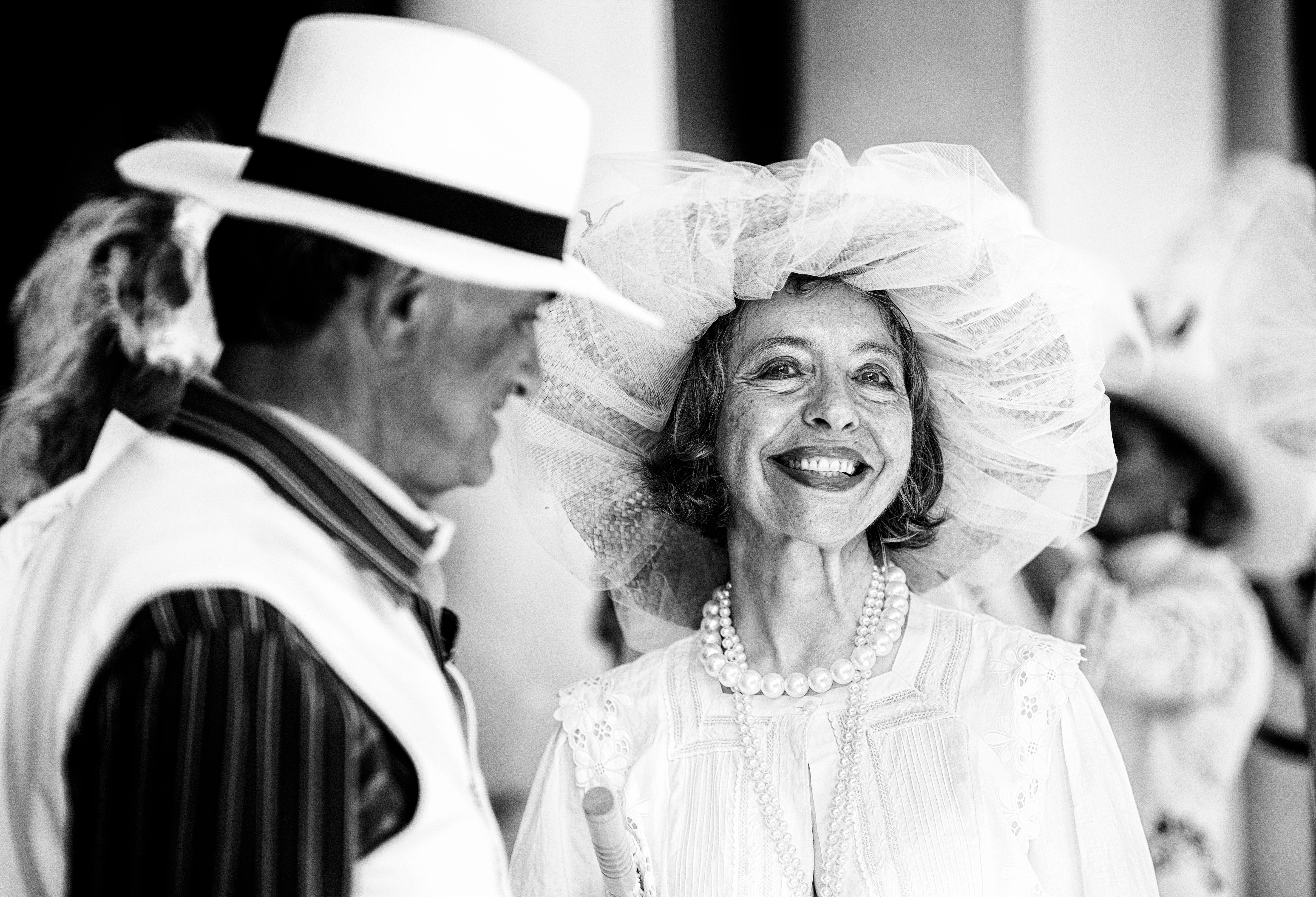 Donna senior elegante fotografata a Venezia