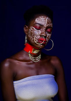 在黑暗背景下，一位大胆而艺术的女性肖像，脸上涂着复杂的颜料，戴着优雅的珠宝