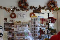 走进一家古色古香的糖果店，里面装饰着喜庆的秋日元素，摆满了各式甜食