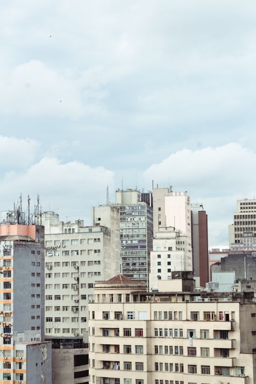 Free Captivating view of high-rise residential and commercial buildings against a cloudy sky. Stock Photo