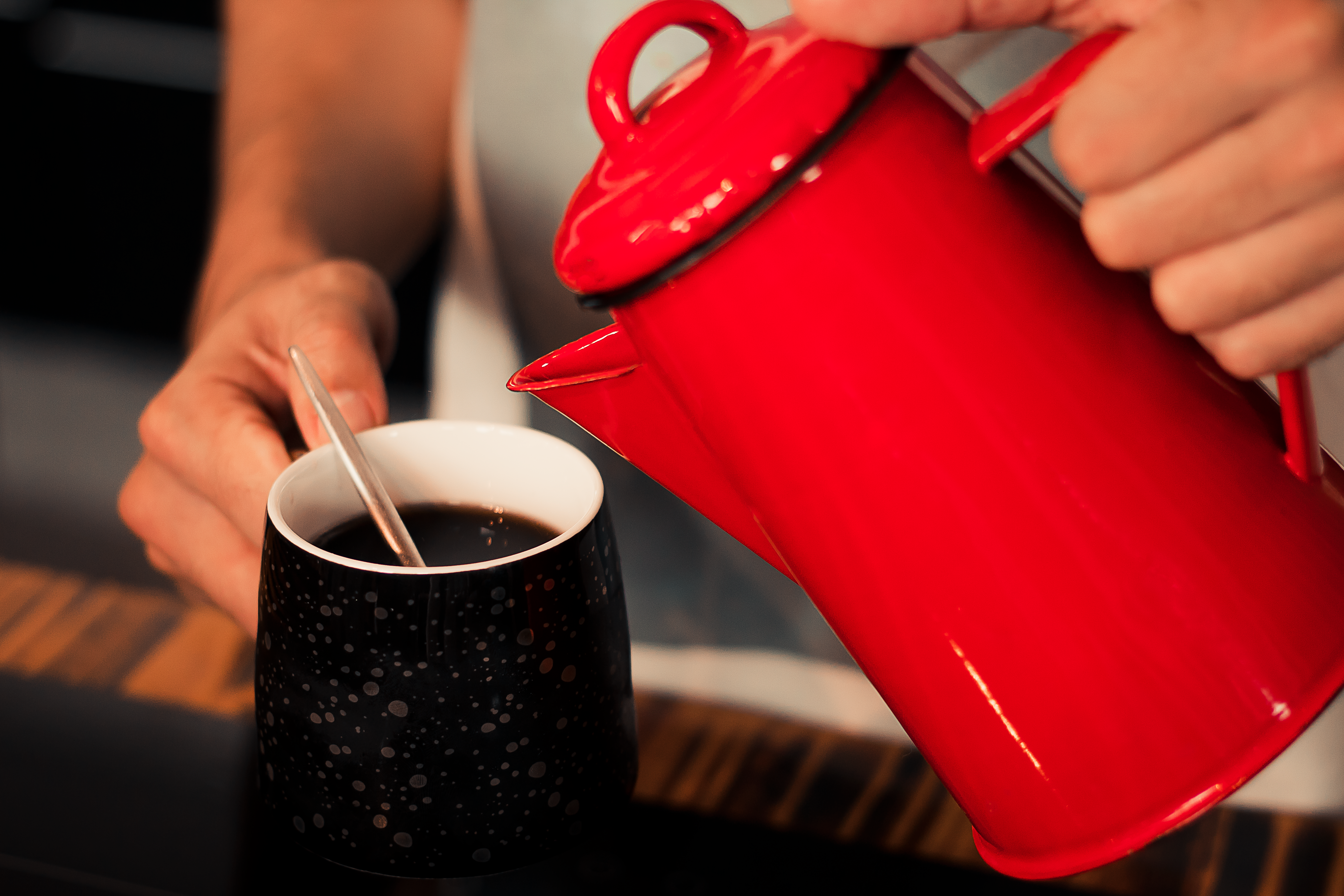 Chaleira Inox Vermelha com Apito 2L Design Moderno e Segurança no Preparo das Suas Bebidas
