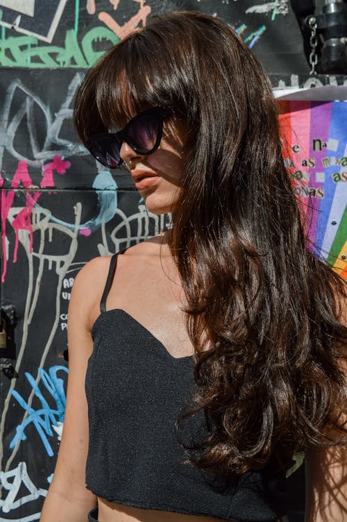 Vrouw Met Zwarte Zonnebril In De Buurt Van Graffitimuur