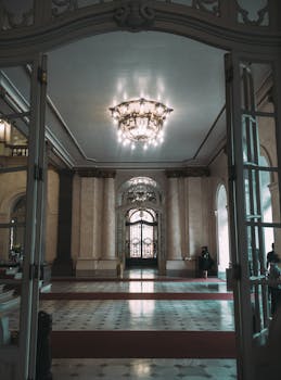 探索圣保罗一座历史建筑的内部，其设计和建筑风格优雅华丽