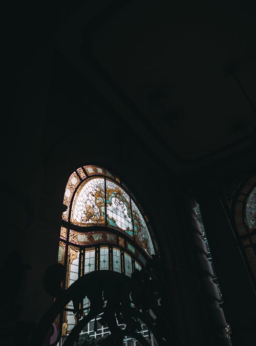 教会のステンドグラスの窓