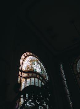 哥特式教堂中，拥有复杂拱形建筑的彩色玻璃窗令人惊叹