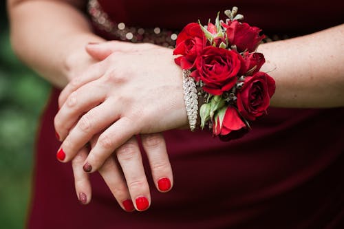 Женщина, носящая браслет из роз