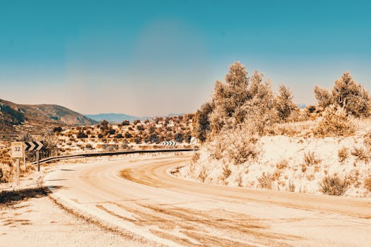 西班牙沙漠道路蜿蜒，天空晴朗，景观干旱，非常适合激发旅行灵感