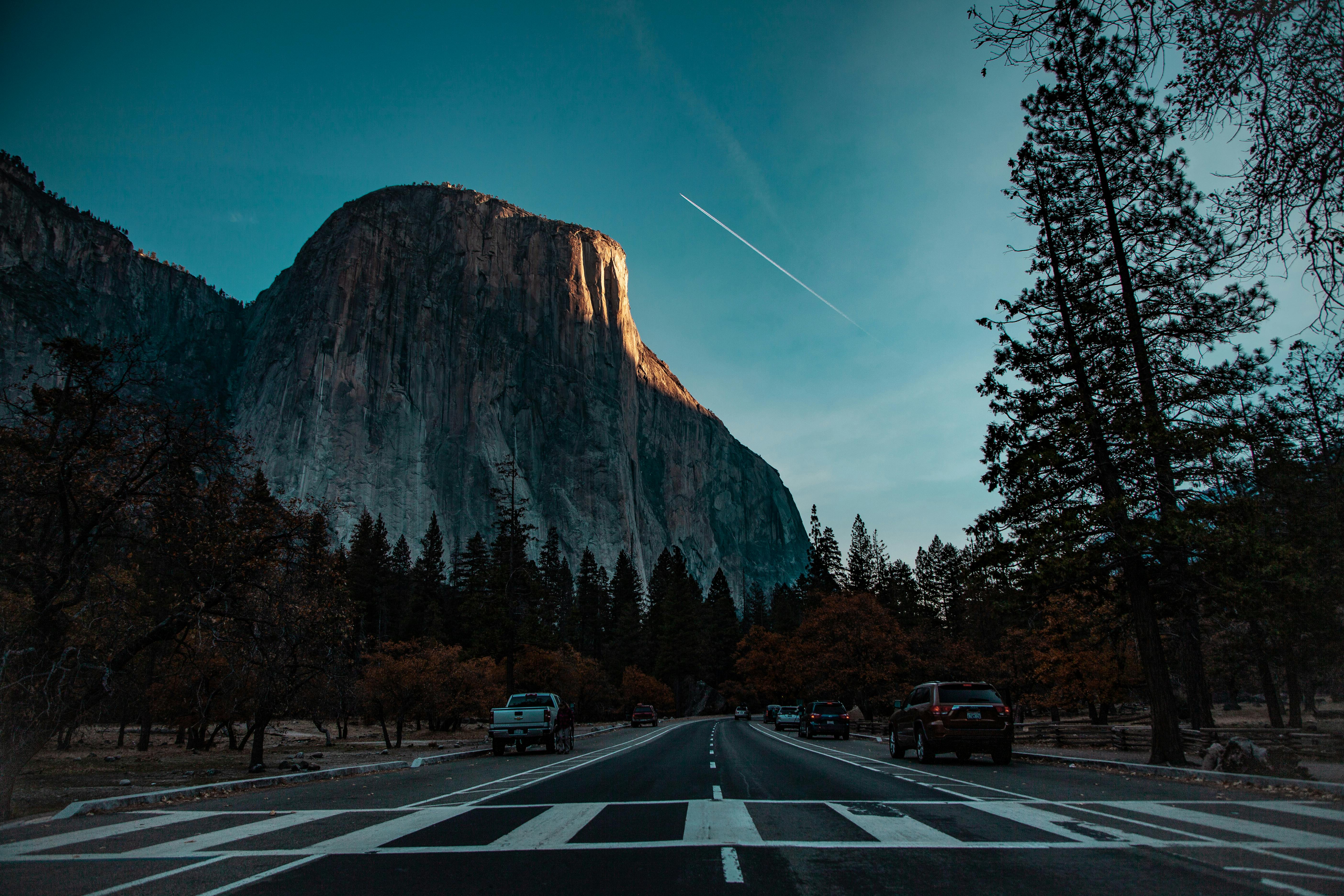 日落时分，通往优胜美地国家公园的高速公路上风景优美，汽车正驶向标志性的埃尔卡皮坦