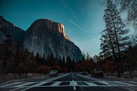 日落时分，通往优胜美地国家公园的高速公路上风景优美，汽车正驶向标志性的埃尔卡皮坦