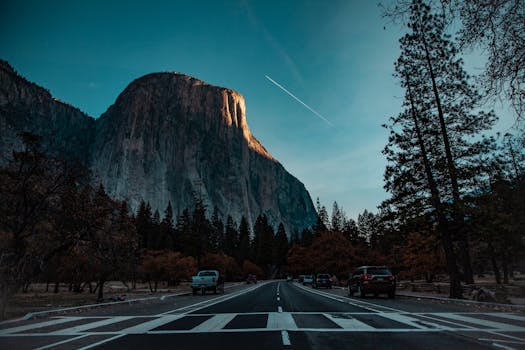 日落时分，通往优胜美地国家公园的高速公路上风景优美，汽车正驶向标志性的埃尔卡皮坦