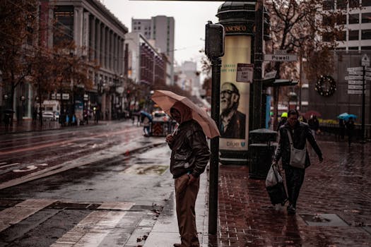 旧金山的鲍威尔街上，人们在雨天撑着伞行走