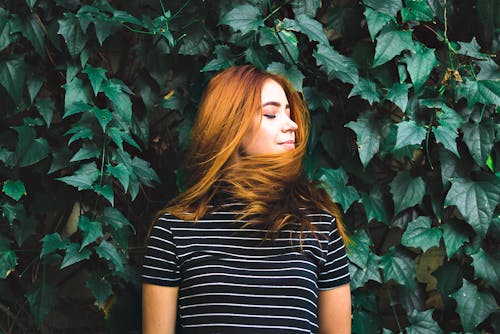 Mujer Sacudiendo Su Cabeza