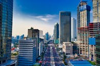 俯瞰雅加达，现代天际线令人惊叹，下方是繁华的街道