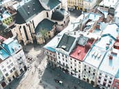 探索乌克兰利沃夫充满活力的屋顶和建筑，在这座令人惊叹的空中城市景观中