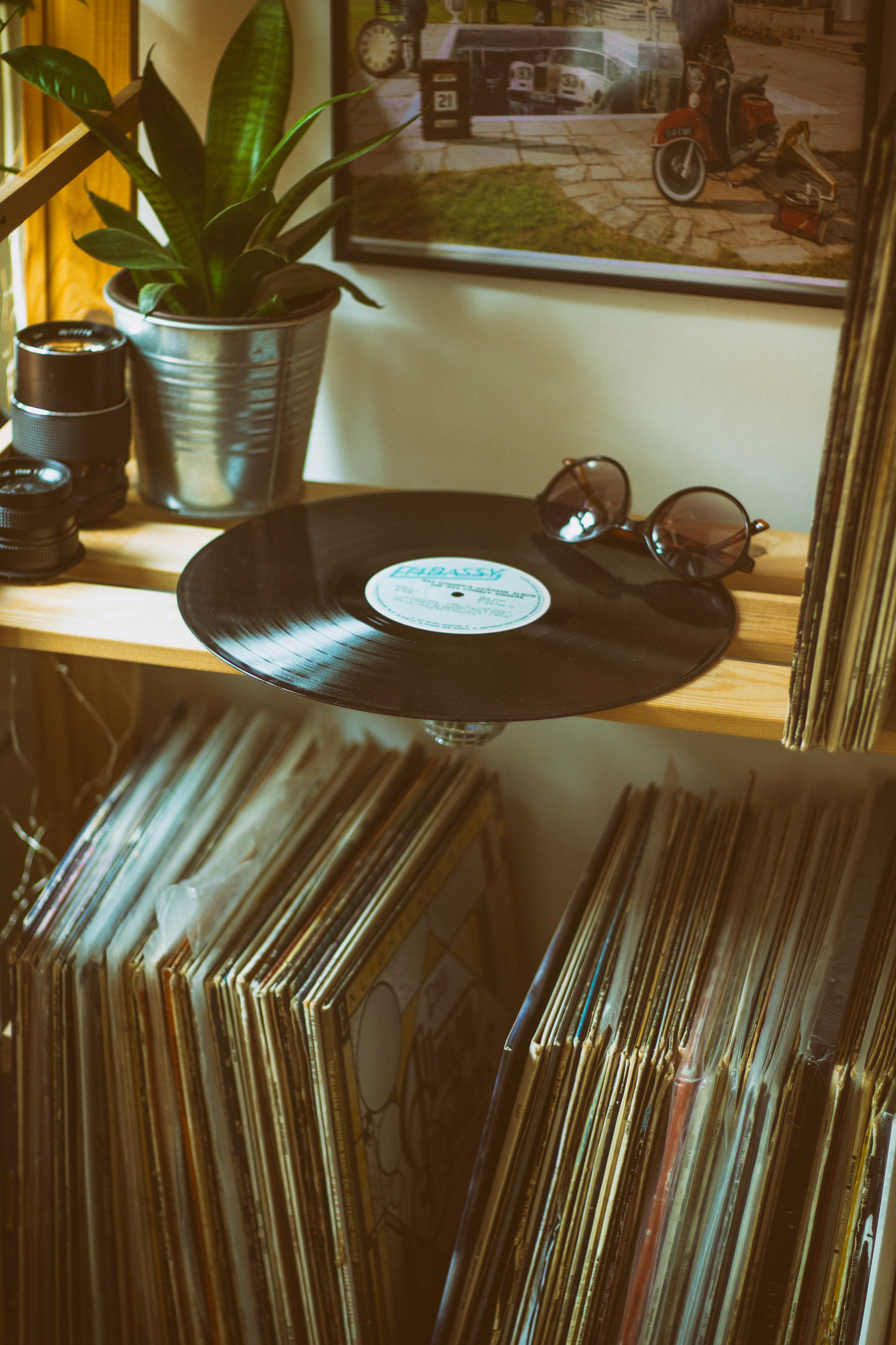 65,000+ White Vinyl Record Stock Photos, Pictures & Royalty-Free Images -  iStock