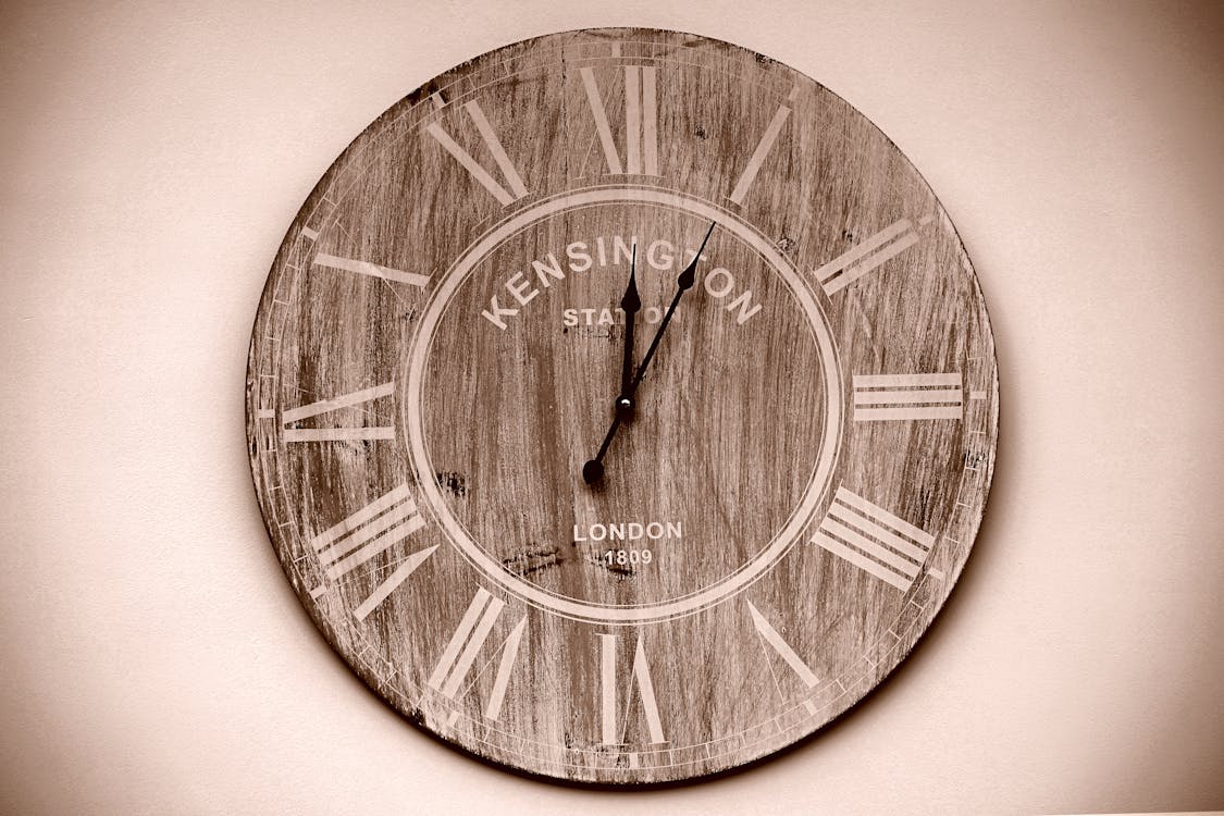 무료 Kensington 브라운 라운드 벽 아날로그 시계 스톡 사진