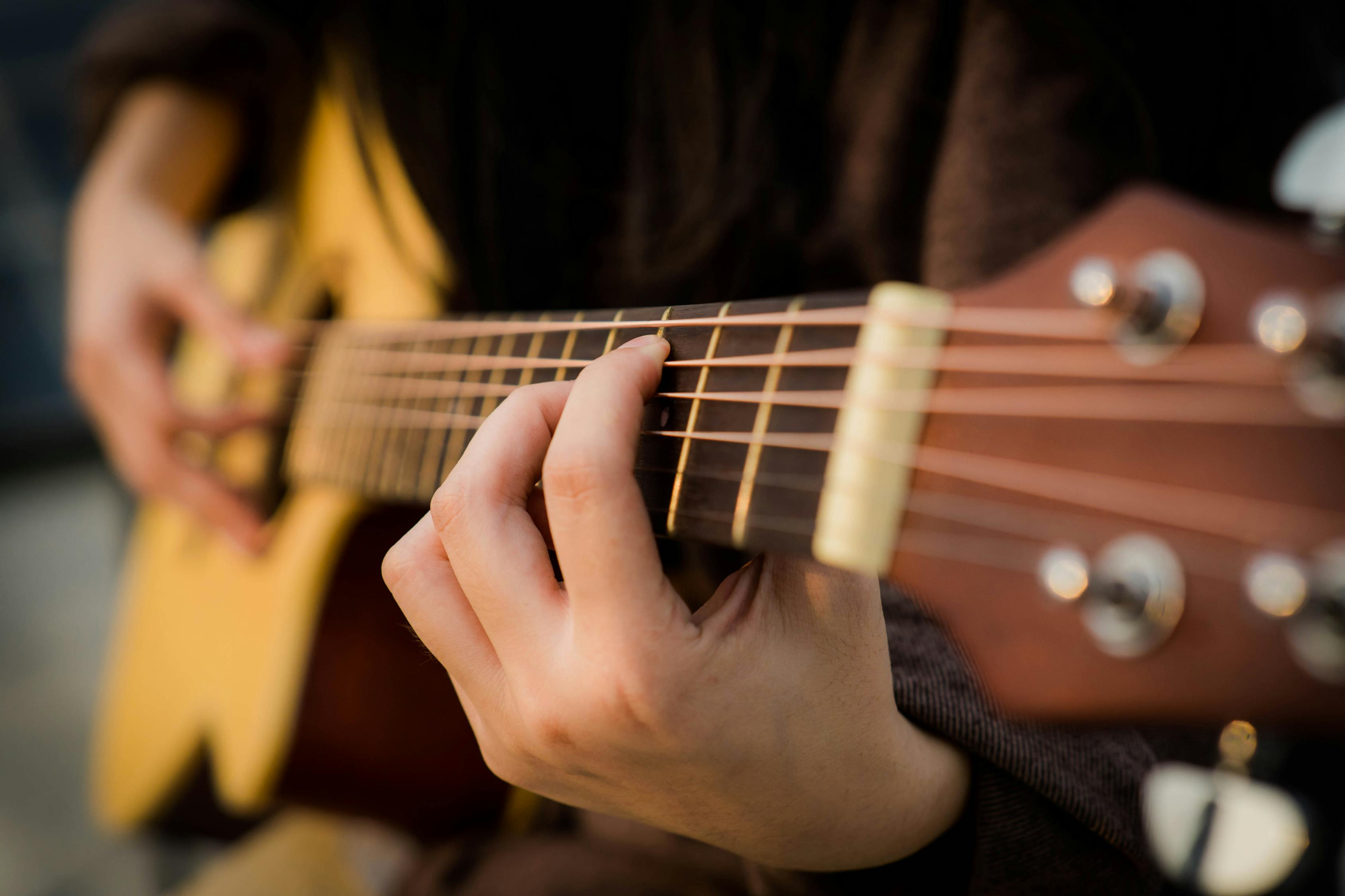 弹吉他的手指细节特写高清摄影大图-千库网