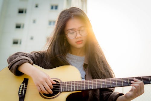 Mulher Segurando Uma Guitarra