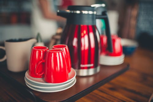 赤いコーヒーケトルと赤いセラミックカップ